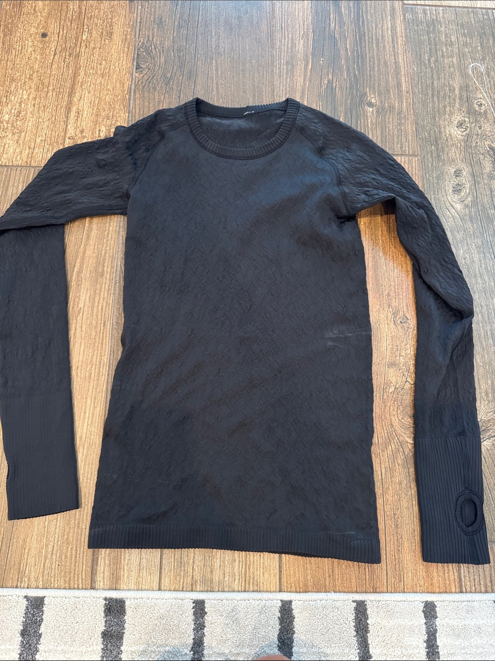 Lululemon women’s black stretch patterned crew neck shirt size 6 EUC